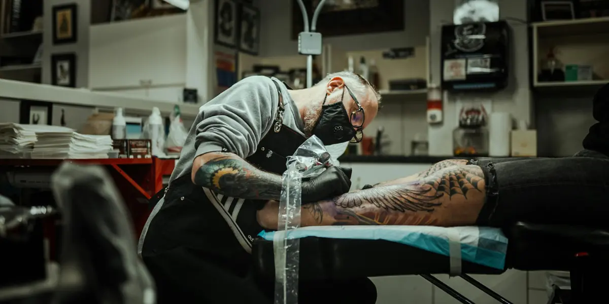 Documentación APPCC completa de un estudio de tatuaje organizada en carpeta para inspección de Sanidad