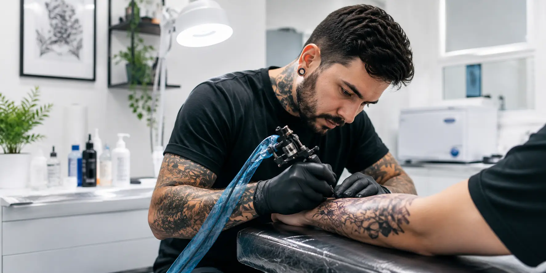 Profesional de tatuaje en estudio con equipamiento higiénico